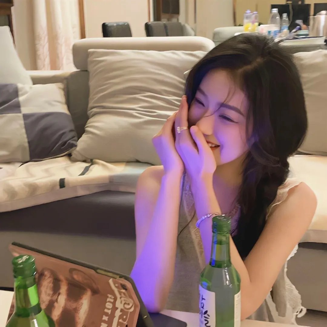 时装周T台实拍：天王之女直播带货翻车，被批炫富